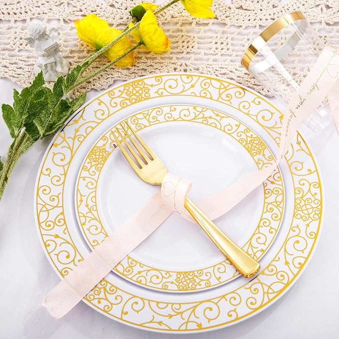 LIYH 700 Pcs Gold Plastic Dinnerware Set for 100 Guests - Plastic Plates for Party Includes Disposable Plates, Cups, Wedding Napkins and Disposable Cutlery Elegant White & Gold Design for Wedding